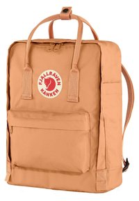 Sac à dos Fjällräven Kånken orange, de forme rectangulaire, avec une poche avant, en tissu robuste, deux poignées supérieures, et des bretelles ajustables.