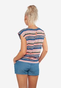Camisa azul con estampado y mangas de capucha, con rayas horizontales en rosa, verde y blanco, y un detalle en forma de ojal en la parte posterior, combinada con pantalones cortos azules.