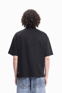 Svart bomull T-skjorte med en avslappet passform, korte ermer og rund hals; har et ensfarget design uten synlige logoer.