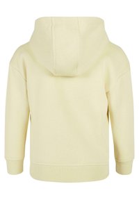 Sudadera con capucha amarilla, hecha de una tela suave, con un bolsillo tipo canguro, puños y dobladillo de canalé, con un corte relajado y sin logotipos visibles.