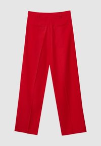 Pantalons rouges avec une texture lisse, design à jambes larges, pli unique et deux poches arrière. Présente une taille droite.