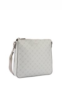 Szara teksturowana skórzana torebka z subtelnym tłoczonym wzorem, srebrnymi okuciami, górnym zamkiem błyskawicznym i regulowanym paskiem na ramię.