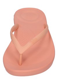 Pfirsichfarbene Flip-Flops mit strukturierten Riemen und konturiertem Fußbett. Sie haben ein flaches Design und eine glatte Oberfläche.