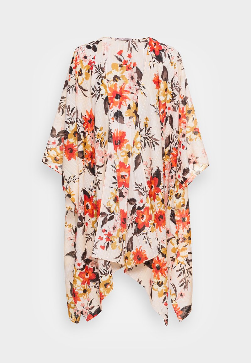 Kimono floral em tecido leve. Apresenta um padrão colorido com flores vermelhas, laranjas e amarelas sobre um fundo claro. Design aberto.