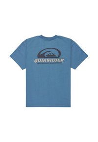 Blå t-skjorte laget av bomull, med stor mørkeblå "Quiksilver" logo og fjellgrafikk på baksiden, kortermet og rund hals.