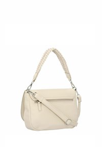 Bolso cruzado de cuero beige con un acabado texturizado, correa trenzada, bolsillo frontal con cremallera y correa para el hombro ajustable.