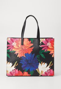 Zwarte totebag met kleurrijke bloemenmotieven in roze, oranje, wit en blauw. Gelaagd materiaal met twee zwarte handvatten; reliëflogo.