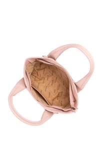 Różowa skórzana torebka z fakturowanym wykończeniem, podwójnymi uchwytami i zamknięciem na zamek. Wnętrze wykończone jasnobrązową podszewką z wzorem logo.