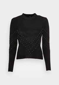 Czarny sweter z dzianiny o okrągłym dekolcie, z teksturowanym wzorem i dekoracyjnymi ćwiekami ułożonymi w kształcie zygzaka wzdłuż rękawów.