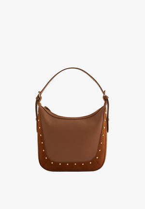 Sac à bandoulière marron avec corps en cuir lisse, accents en daim et clous en métal le long du côté. Dispose d'une seule poignée supérieure et d'une fermeture éclair.