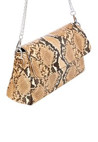 Käsilaukku, jossa on python-kuvio ja vaaleanbeige sekä ruskea väri. Varustettu taitettavalla läpällä ja hopealla ketjun olkahihnalla. Teksturoitu pinta.