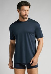 Námořnická modrá trička s krátkým rukávem vyrobená z jemného materiálu, s kulatým výstřihem a pohodlným střihem, v kombinaci s námořnickými boxerkami.