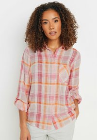 Camicia a quadri rosa e arancione con colletto button-down, maniche lunghe arrotolate e taschino sul lato sinistro del petto. Tessuto leggero con una finitura strutturata.