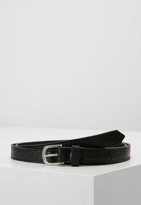 Cintura in pelle nera con motivo a trama, dotata di una fibbia in metallo argento e un'estremità a punta. Design piatto adatto a vari outfit.