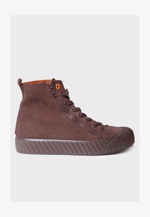 Bruine suède hoge sneakers met een gestructureerde zool, contrasterende oranje oogjes en een rits aan de zijkant. Voorzien van vetersluiting en een gevoerde kraag.
