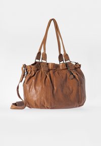 Bruine leren totebag met twee handvatten aan de bovenkant, slappe vormgeving en een afneembare schouderriem. Heeft metalen accenten en geplooide details.