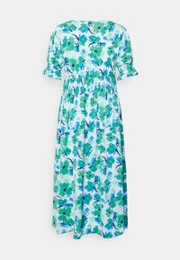 Blommig klänning med korta volangärmar, elastisk midja och en flödande design. Har ett blått och grönt lövmönster på en ljus bakgrund.