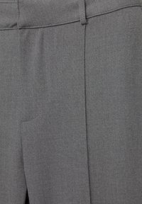 Grau maßgeschneiderte Hose mit einer Falten-Detail und Gürtelschlaufe, die eine glatte Stoffstruktur präsentiert.