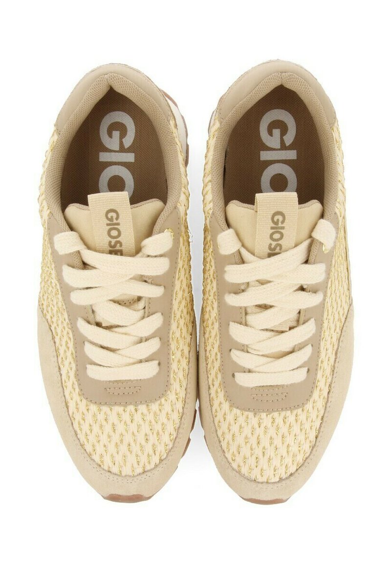 Zapatillas beige con un upper de punto texturizado, puntera redonda y cierre de cordones. Presenta acentos de colores claros y una suela de goma en tonos neutros.