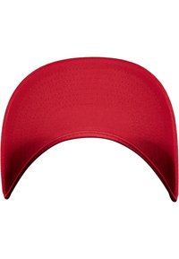 Rød baseballkasket med buet skygge, lavet af struktureret stof. Har diskret syninger og en glat underside, uden yderligere mønstre eller accenter.