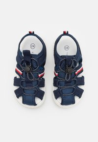 Lasten tummansiniset sandaalit, joissa on valkoiset pohjat, punaiset ja valkoiset raidat, säädettävät hihnat ja joustavat nauhat, joissa on kiristysremmi, koko 24.