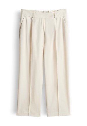 Pantaloni sartoriali color crema con passanti per cintura, pieghe frontali e tasche laterali, mostrati distesi su uno sfondo bianco.