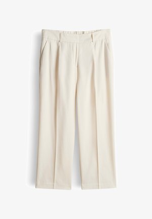 Rosa-beige maßgeschneiderte Hose mit Gürtelschlaufen, vorderen Falten und seitlichen Taschen, flach auf weißem Hintergrund präsentiert.