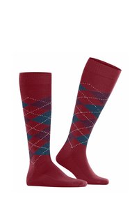 Kniestrümpfe in tiefrot mit einem geometrischen Argyle-Muster, das blaue und burgunderfarbene Rauten auf einem weißen Hintergrund zeigt.