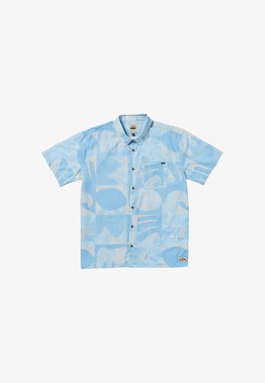 Koszula z krótkim rękawem zapinana na guziki w jasnoniebieskim kolorze, z abstrakcyjnymi beżowymi wzorami, kieszonką z przodu oraz naszywką z logo na dolnym brzegu.
