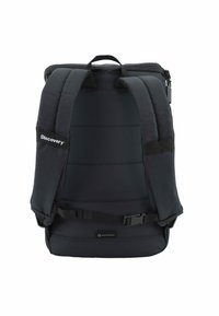 Zaino nero con spallacci imbottiti, una maniglia superiore e una tasca frontale. Realizzato in materiale PET riciclato, presenta un design elegante.