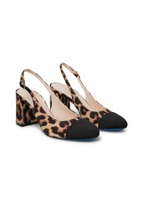 Décolleté slingback con stampa leopardata, punta nera e tacco a blocco. Il tessuto ha una consistenza morbida, arricchita da un dettaglio con fibbia dorata.