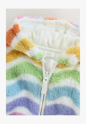 Jachetă moale și pufoasă pentru bebeluși, cu dungi color curcubeu și fermoar alb, care afișează eticheta brandului "Next baby" în interiorul gulerului.