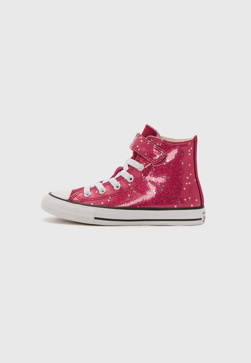 Baskets montantes pour enfant en rose brillant avec lacets blancs, une bride velcro et de petits motifs étoiles sur le côté.
