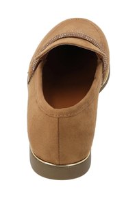 Scarpa slip-on in suede beige con punta arrotondata, che presenta un'illustrazione decorativa di strass lungo il bordo superiore e una suola in gomma testurizzata bassa.