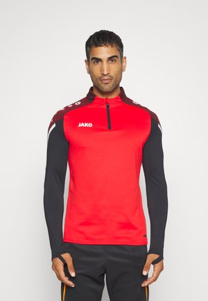 Rode sportshirt met een half-rits halslijn, lange zwarte mouwen en een gemusterd schouderontwerp. Bevat een logo op de voorkant.