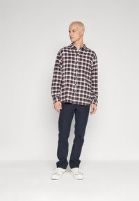 Wrangler GREENSBORO - Straight leg jeans - black