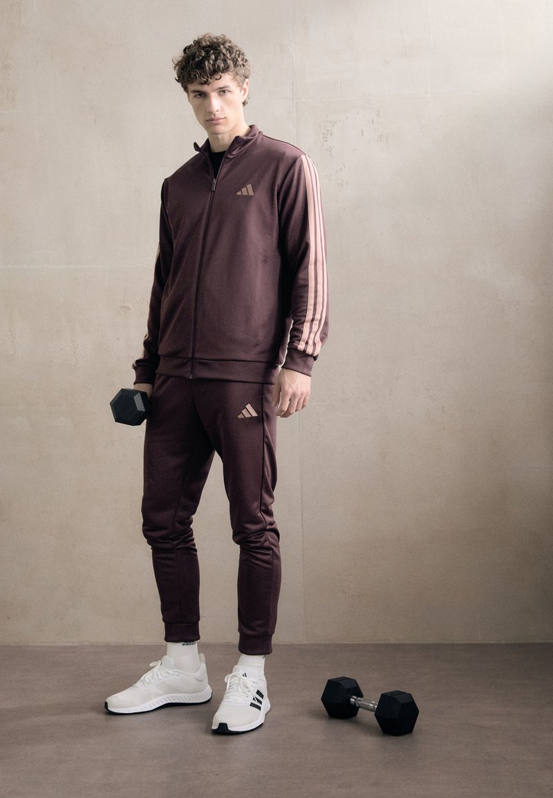 adidas Sportswear BASIC STRIPES SET Tuta aurora ruby/rosso