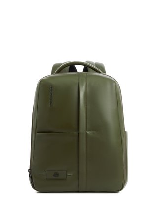 Olivgrüner rechteckiger Rucksack mit Tragegriff oben, vertikaler Naht vorne, seitlicher Reißverschlusstasche und dezentem Markenlogo auf der Vorderseite.