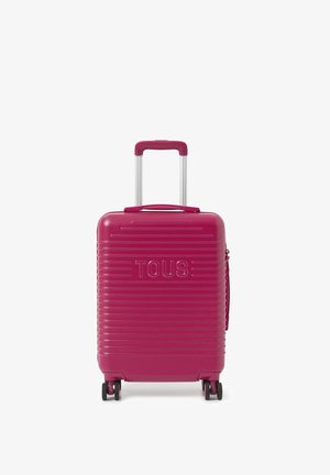 Maleta rígida burdeos con ruedas, asa retráctil y logotipo "TOUS" en relieve centrado en la parte frontal.