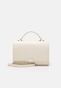 Borsa a mano in pelle crema con forma rettangolare, cuciture verticali, tracolla rimovibile e dettaglio della chiusura accentato in argento.