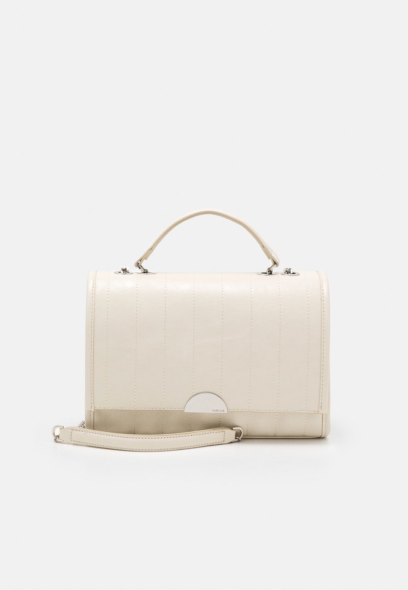 Borsa a mano in pelle crema con forma rettangolare, cuciture verticali, tracolla rimovibile e dettaglio della chiusura accentato in argento.