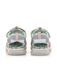 Graue und weiße Rückansicht von Sandalen mit rosa Akzenten, die eine strukturierte Sohle und verstellbare Riemen mit einer Schlaufe zum einfachen An- und Ausziehen aufweisen.