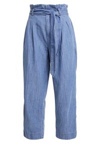 Světle modré džíny s páskem v pase, sklady v přední části a zkrácenou délkou. Hladká textura s jemnými švy.