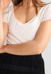 mint&berry T-shirt med print - nude