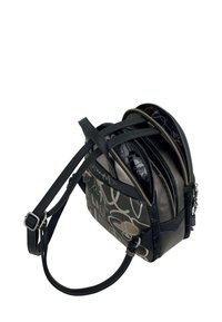 Sac en cuir noir avec plusieurs compartiments zippés, présentant des motifs floraux et textuels. Bandoulières réglables et accents en métal.