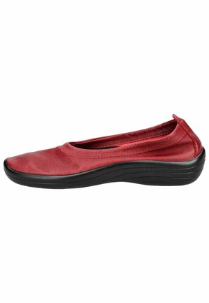 Červená slip-on balerína s kulatou špičkou a polstrovanou černou podrážkou, navržená pro pohodlí a každodenní nošení.