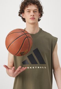 adidas Performance TEE - T-shirt print - olive strata