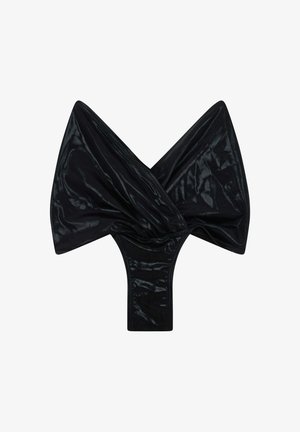 Lingerie noire avec une finition brillante et texturée. Présente un design avant triangulaire surdimensionné et un bas ajusté, créant une silhouette distinctive.