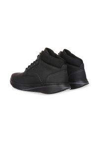 Zapatillas altas negras de material sintético con un acabado suave y un detalle de costura blanca contrastante. Presenta un cuello acolchado y una suela resistente.