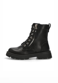 Botas de cuero negro hasta el tobillo con puntera redonda, parte delantera con cordones, cremallera lateral y suela de goma gruesa. Presenta herrajes plateados y una lengüeta.